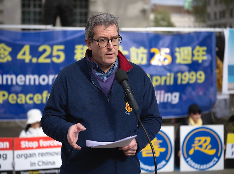 图8:英国人权活动家本尼迪克特·罗杰斯(Benedict Rogers)先生在集会上发言。