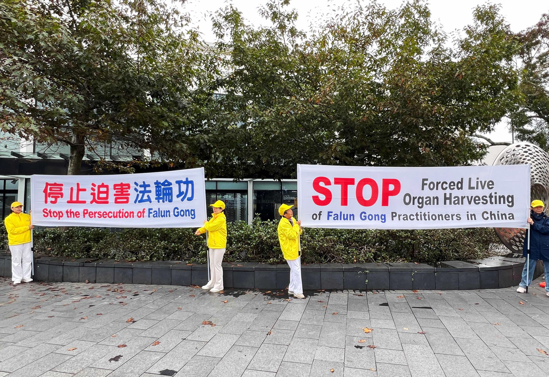 图4~5:法轮功学员在新市场商业中心展示横幅、唤醒良知、呼吁制止迫害。