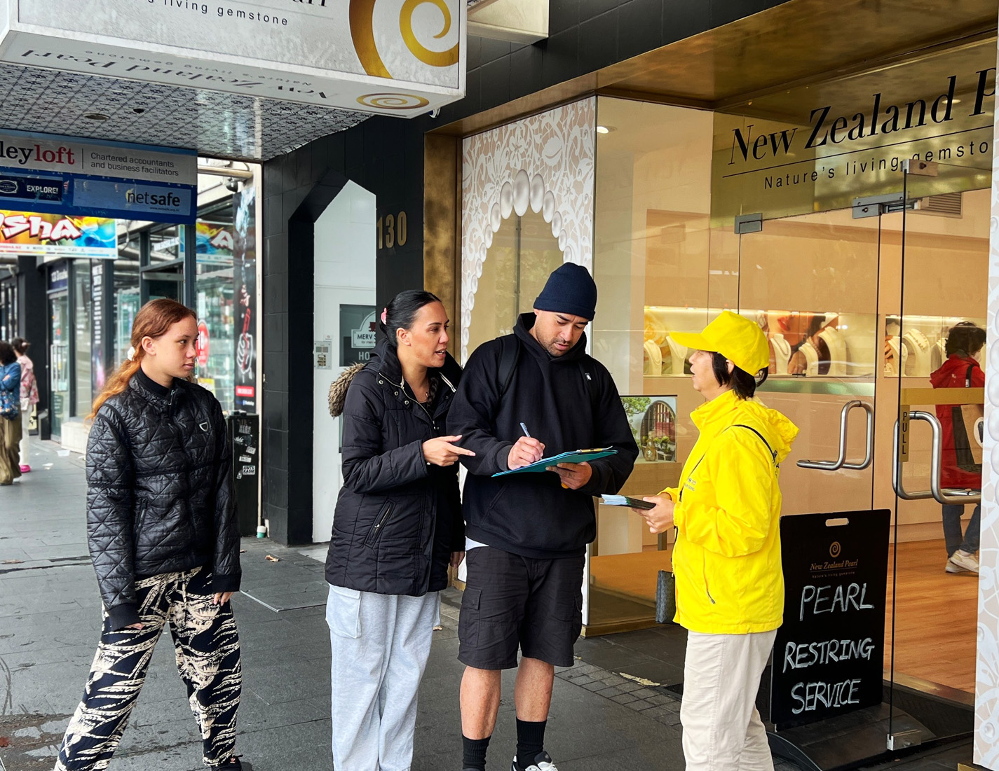 图6~8:过往路人了解法轮功真相后,签名支持法轮功反迫害。