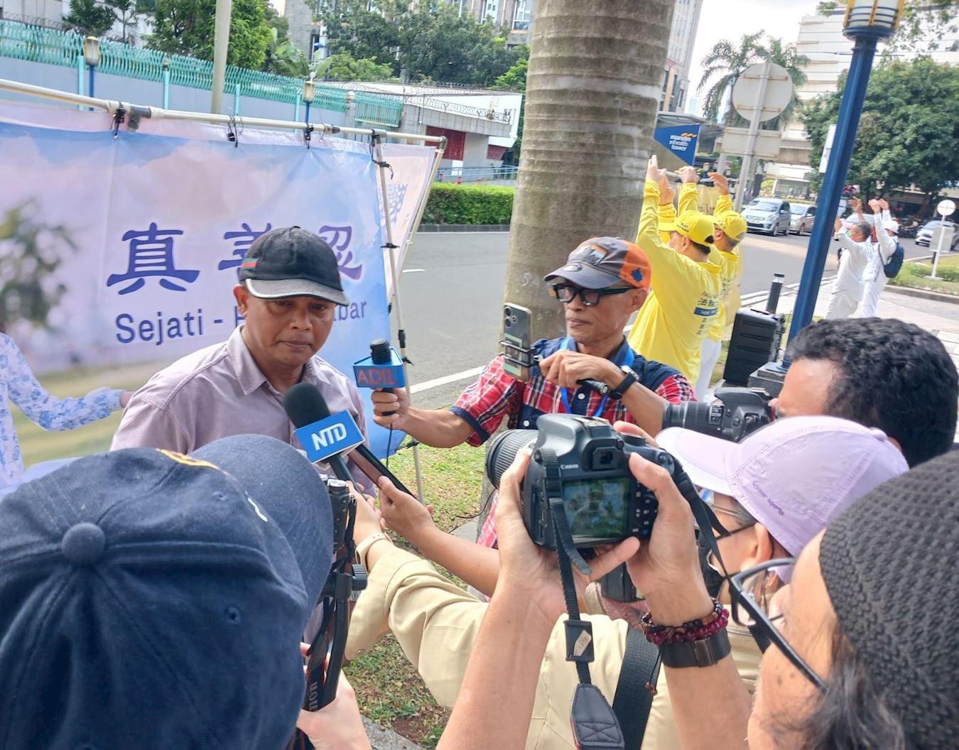 '图4:“ 致力全球人权 ”(Global Human Rights Efforts,简称GHURE)组织负责人法德贾尔(Fadjar)表示,该组织支持人们应在中国可以自由的修炼法轮功。'