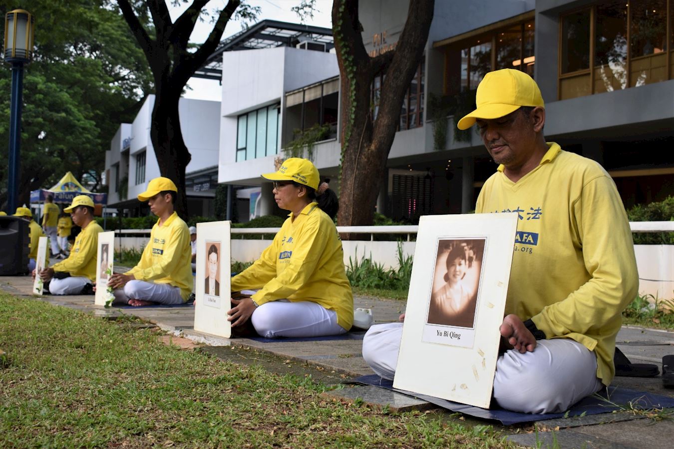 '图8:法轮功学员在举行烛光悼念活动'