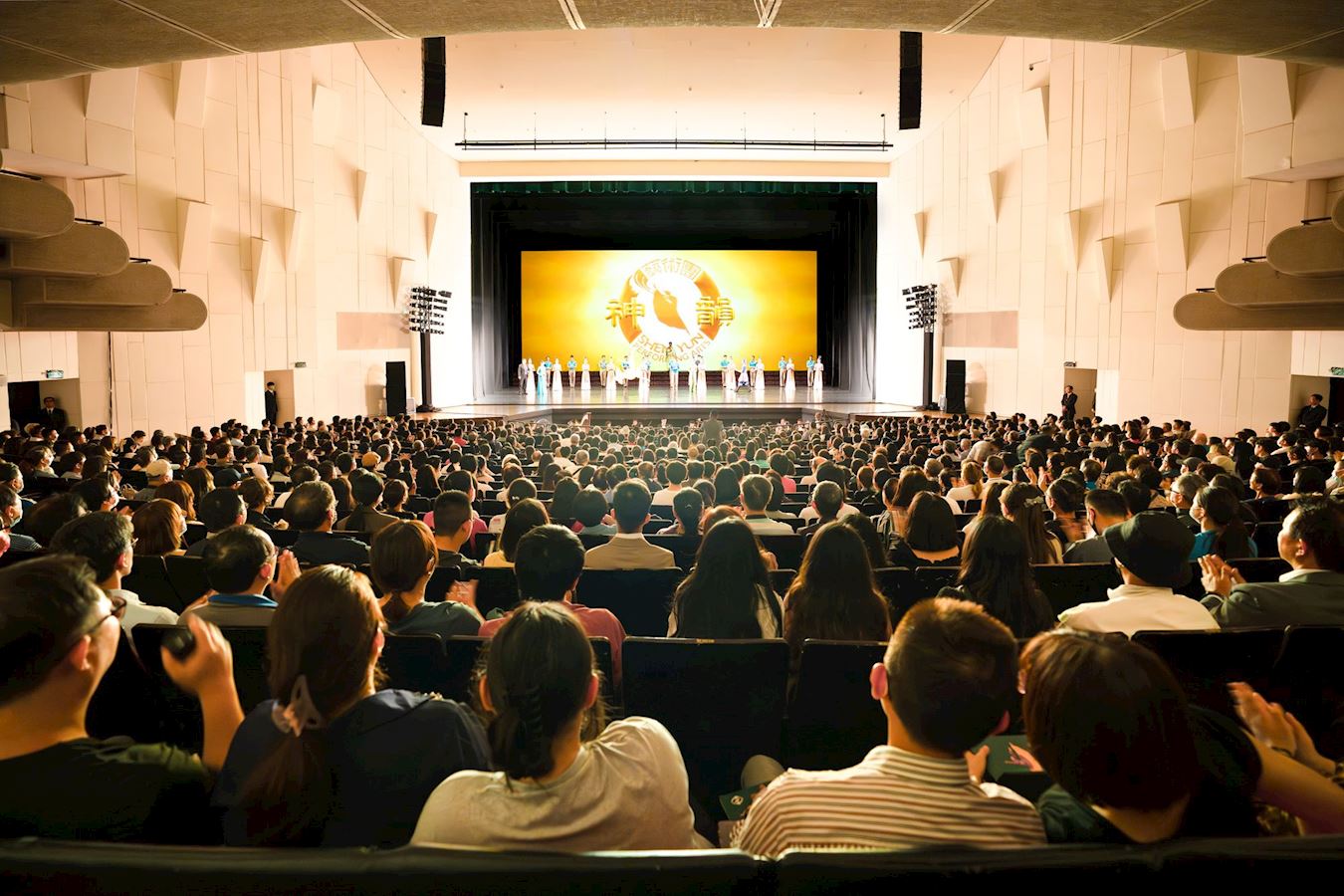 '图1:四月十日晚间,神韵纽约艺术团在台南文化中心的第二场演出再度爆满。(大纪元)'