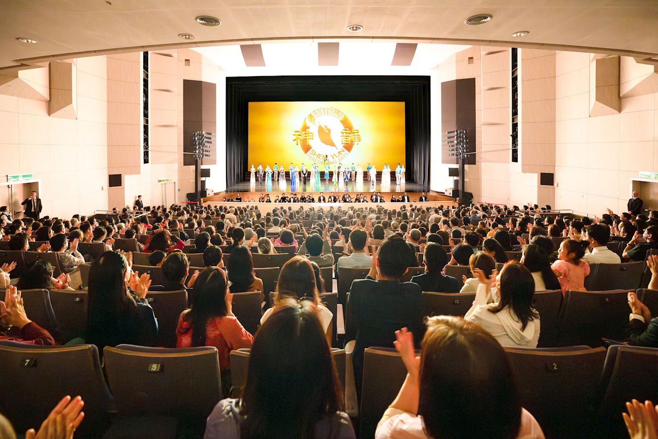 '图2:四月十三日,神韵纽约艺术团在苗北艺文中心的二场演出皆爆满,图为晚场的神韵艺术家谢幕。(大纪元)'