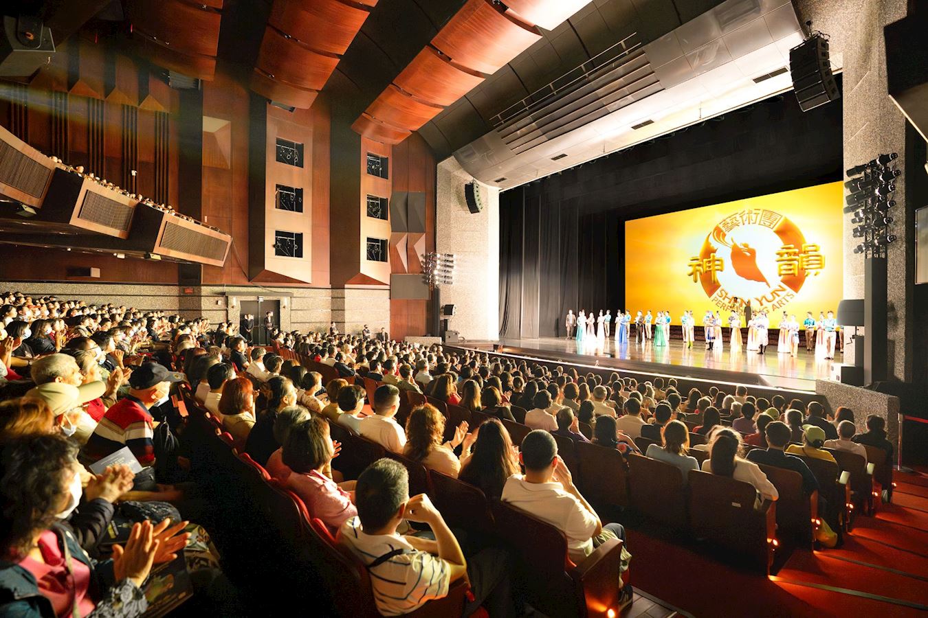 '图3:四月十六晚间,神韵纽约艺术团在彰化员林演艺厅的首场演出大获成功,演出爆满。(大纪元)'