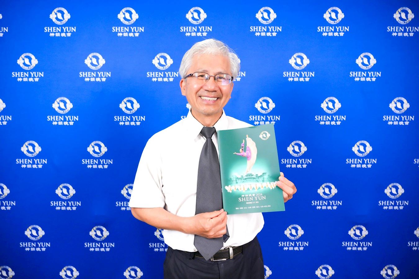 '图4:四月十日午间,律师曾锦源观赏神韵纽约艺术团在台南文化中心第一场演出。(大纪元)'
