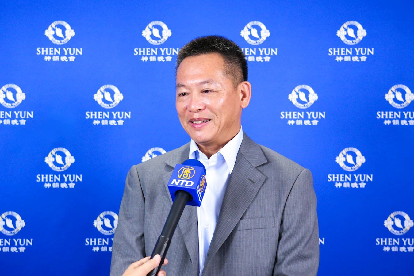 '图5:四月十日晚间,国际狮子会300E-1区(云嘉南)台南市安南狮子会会长卢昕宏观赏神韵纽约艺术团在台南文化中心的第二场演出。(大纪元)'