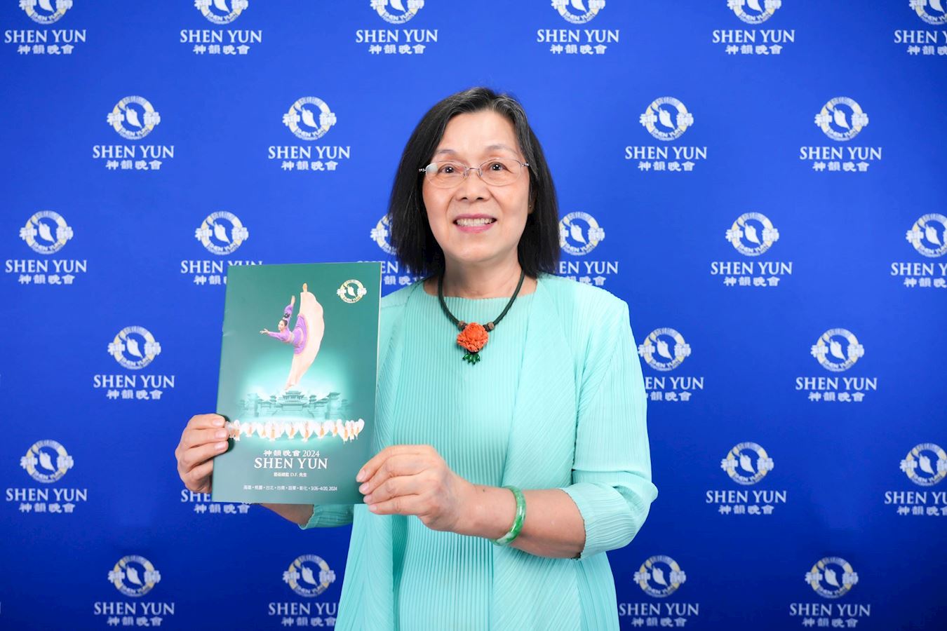 '图8:四月十四日下午,清华大学艺术与设计学系兼任教授吕燕卿观看了神韵纽约艺术团在苗北艺文中心的第三场演出。(大纪元)'