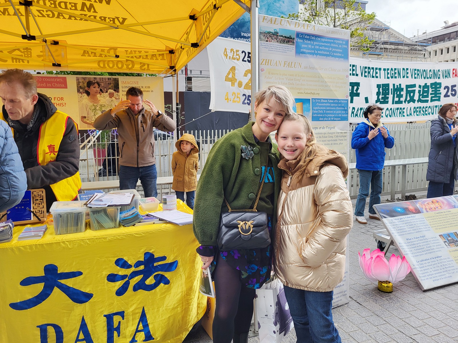 图5:苏菲·范霍夫(Sofie Vanhoof)(左)表示,信仰自由,这些在欧洲人看来是生来就俱有的权利,那么在中国也必须如此,不能因坚持信仰而入狱。