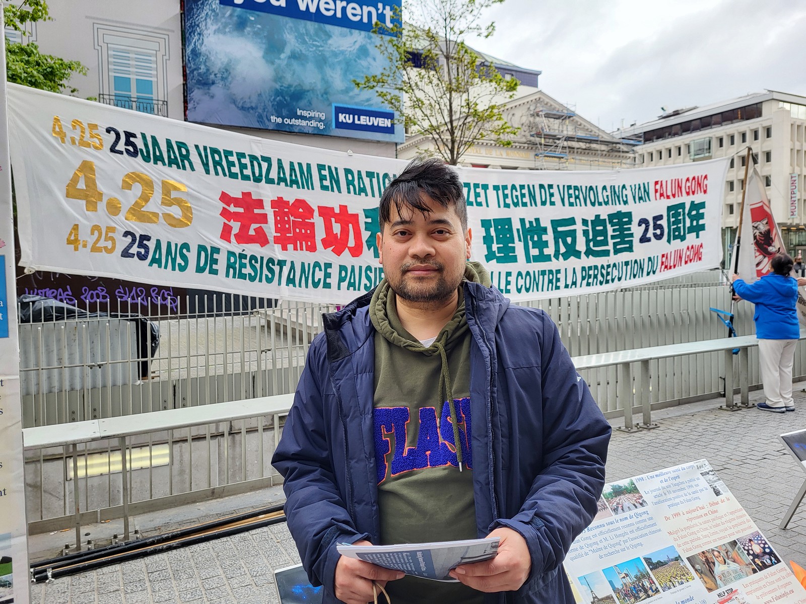 图6:教师哈杰·萨杰希望了解更多详细的法轮功被迫害的资料。