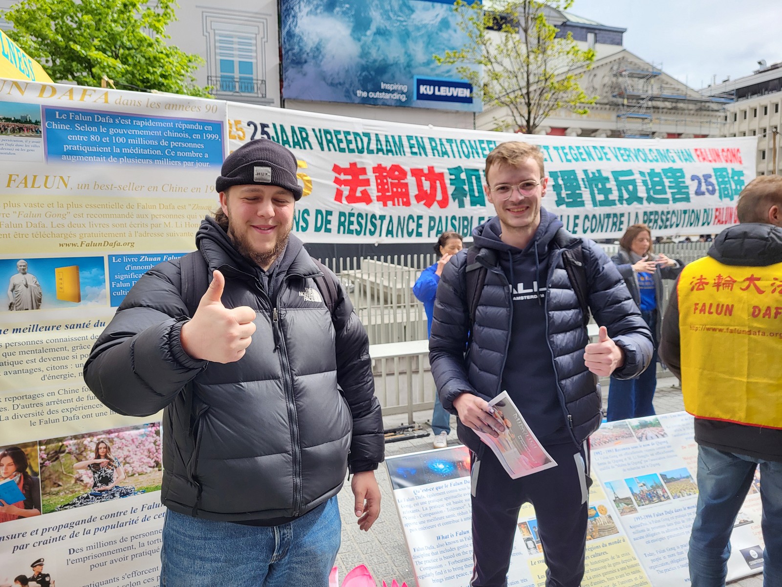 图7:青年人埃米尔·罗斯(Emiel Roose)和他的朋友说:“如果我们都反对(中共的迫害统治)的话,我们就能改变它。