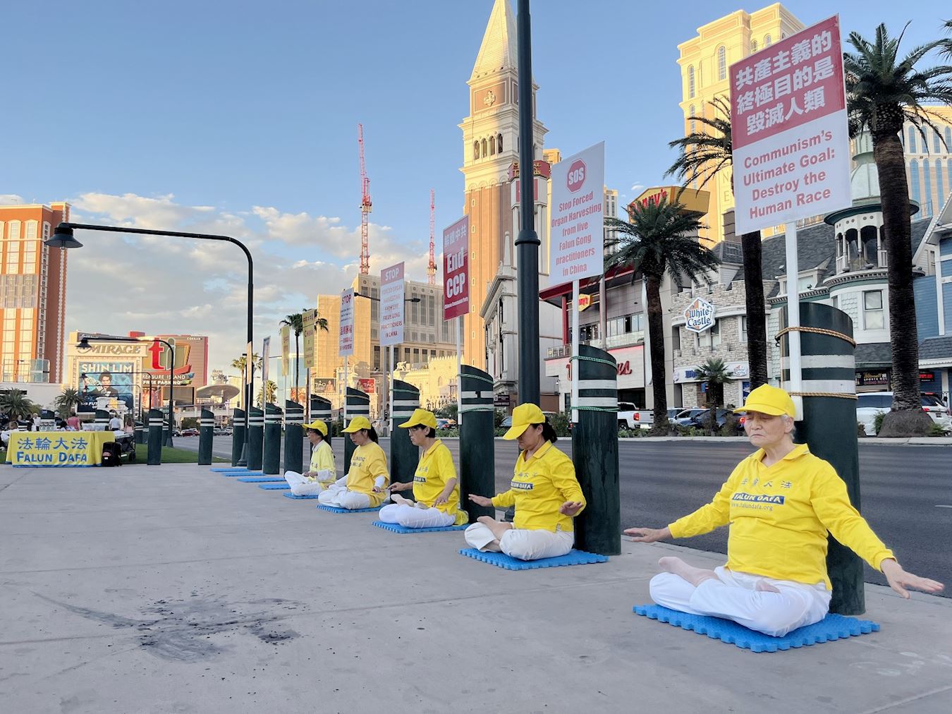 '图1:二零二四年四月二十日,美国拉斯维加斯法轮功学员在赌城市中心最繁华的赌场大道上举行纪念四‧二五集会活动,学员进行功法展示。'