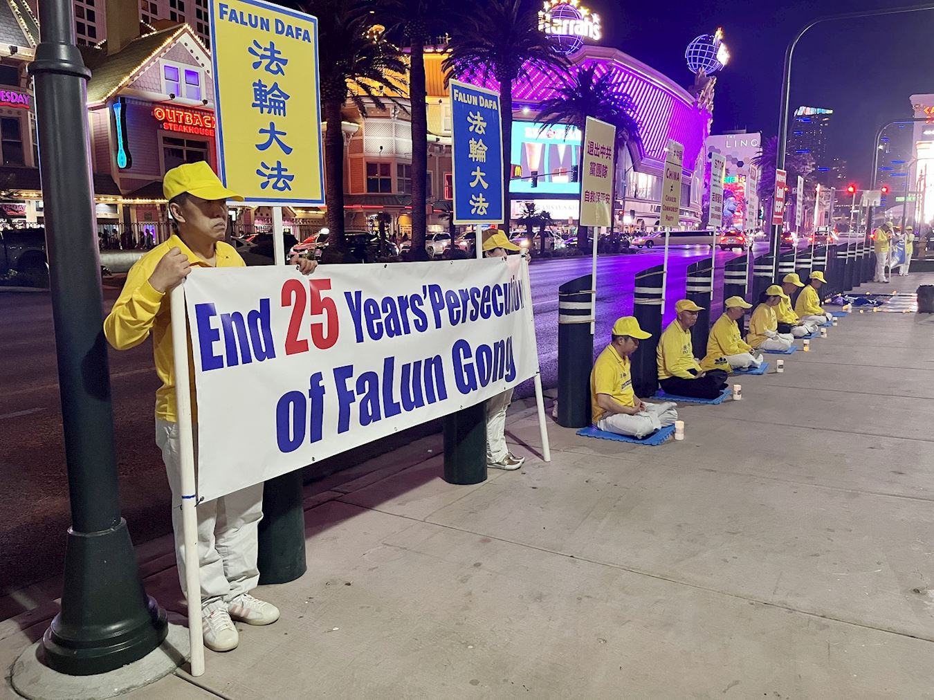 '图2~3:烛光夜悼活动。'