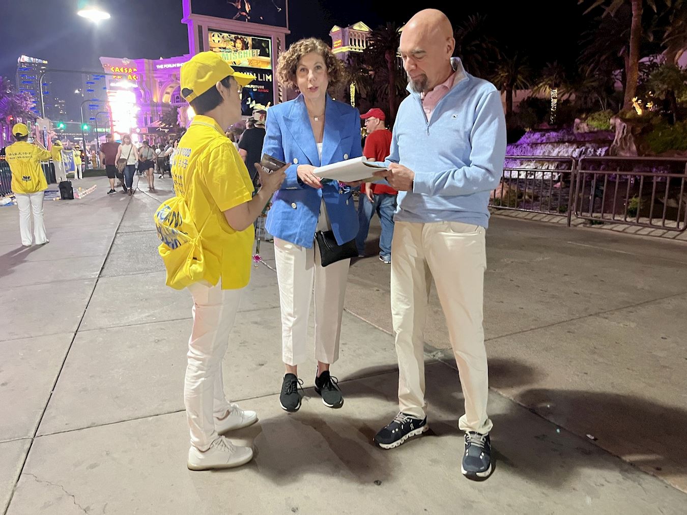 '图5~12:学员向游客讲述真相并征集反迫害签名。'