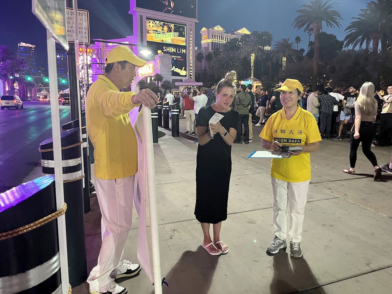 '图13:来自夏威夷的汉森(Hansen)与学员交谈,明白真相后说:“我一定会告诉我身边所有的人。”'