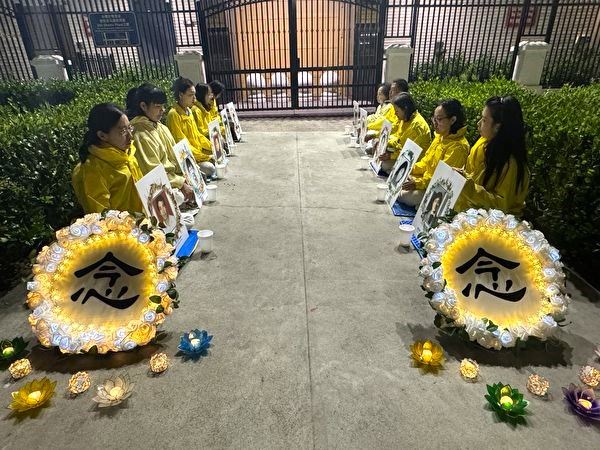 '图1~5::今年是上万名法轮功学员“四·二五”和平上访二十五周年。四月二十一日晚,夜幕降临,美国洛杉矶法轮功学员在中共领馆前举行烛光夜悼,纪念至少数以千计的被迫害致死的同门同修。'