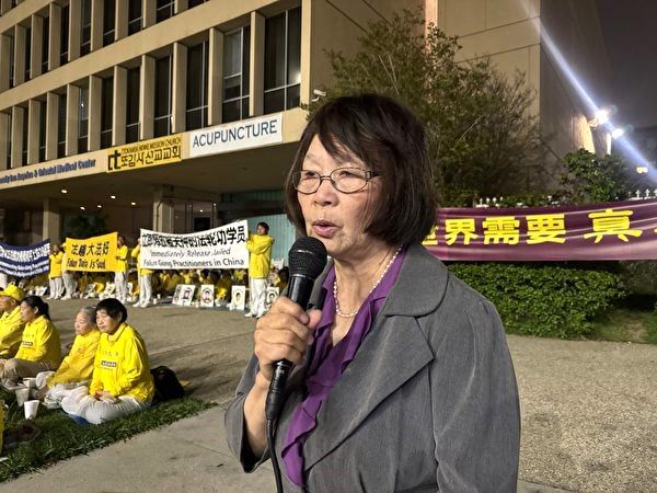 '图10:洛杉矶退党中心负责人李海伦在集会上发言。'