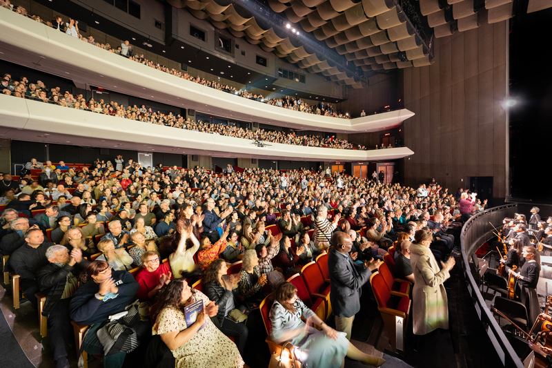 '图4:二零二四年四月二十一日下午,神韵国际艺术团在加拿大蒙特利尔艺术中心的梅桑纳芙剧场(Place des Arts - Théâtre Maisonneuve)进行最后一场演出。(大纪元)'