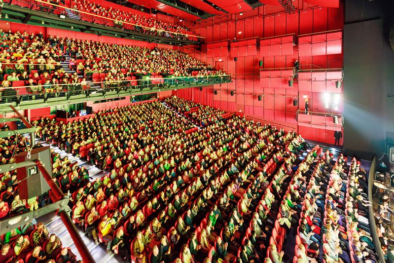 '图12:二零二四年四月二十一日下午,美国神韵世界艺术团在德国首都柏林波茨坦广场剧院(Theater am Potsdamer Platz)上演了今年在当地的第六场演出,也是柏林站的最后一场。本次柏林巡回演出所有场次票房全部售罄。(大纪元)'