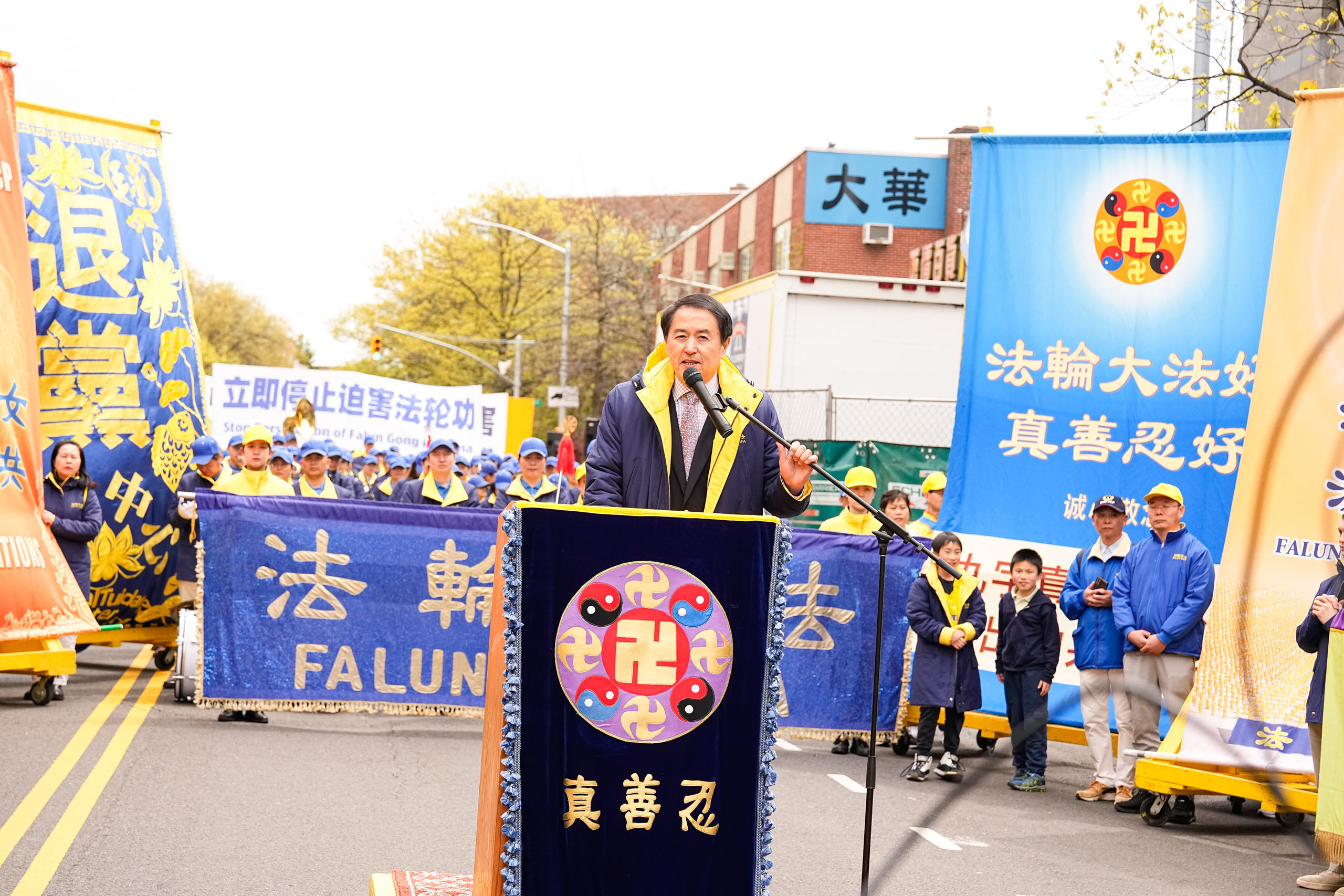 图1: 法轮大法信息中心发言人张而平在纪念法轮功学员“四二五”和平上访25周年集会上讲话:我希望每个人都能站到历史正义的一边。
