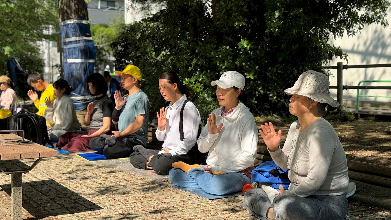 '图1~2:东京大使馆前请愿的法轮功学员'