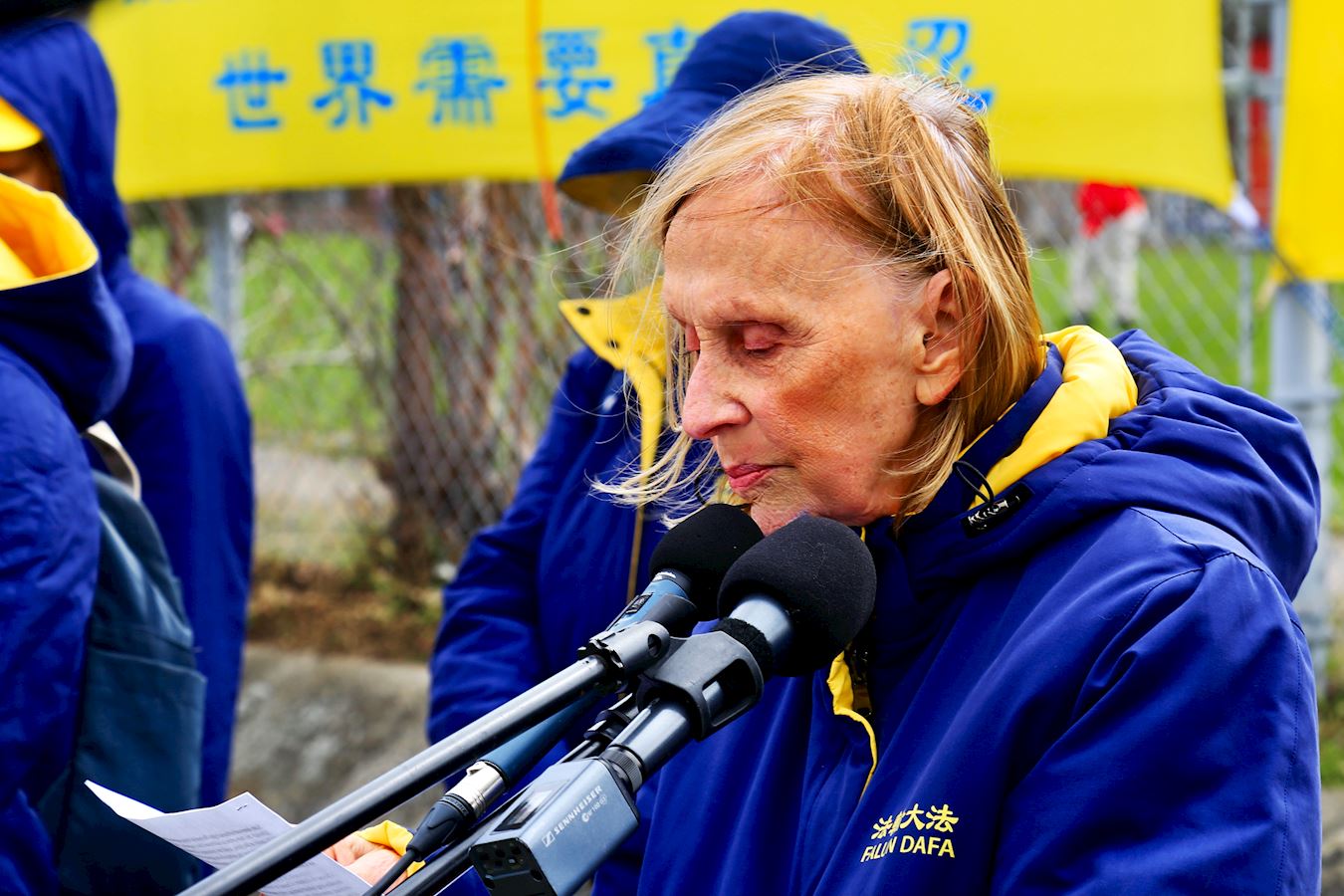 '图3:渥太华画家凯西·吉利斯(Kathy Gillis)女士在集会上发言'