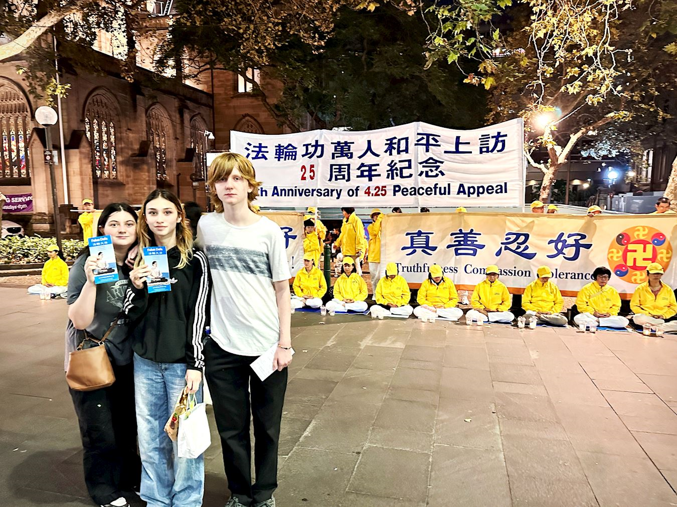 '图13:索尼娅·金(Sonya King )(图中)与朋友一起支持法轮功反迫害。'