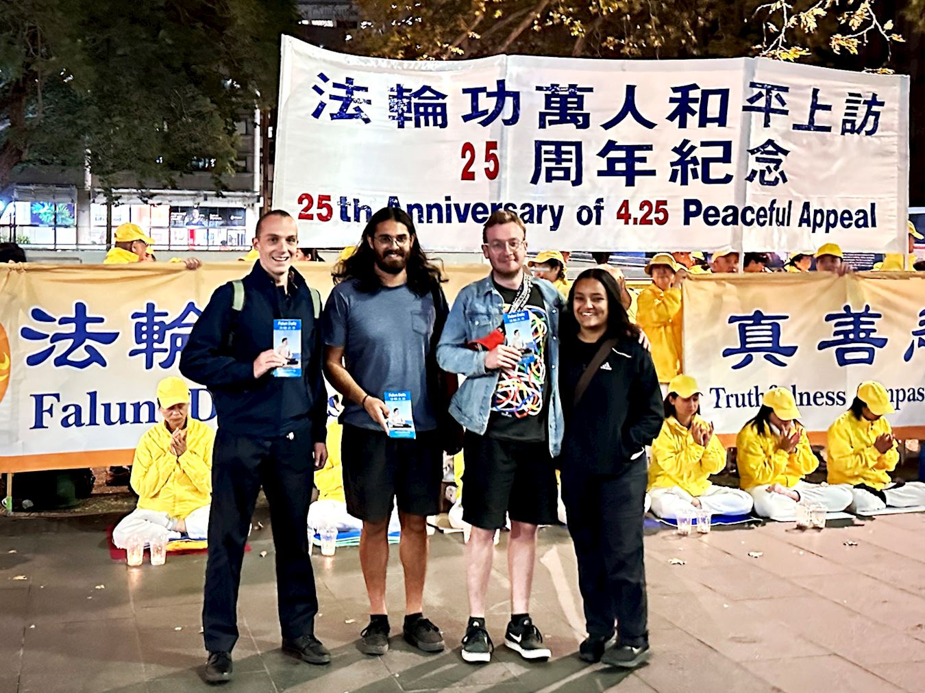 '图15:泰伦斯·罗杰斯(Terrence Rogers)(左一)和杰登·沃尔什(Jayden Walsh)(左三)与朋友一起支持法轮功反迫害。'