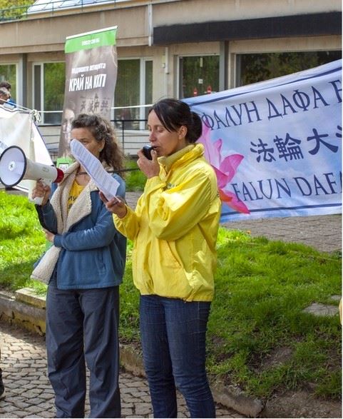 '图1:德语教师莉莉娅.科斯托娃(Lilia Kostova)(右)表示,法轮功学员的善良和平静使她深受感动。'