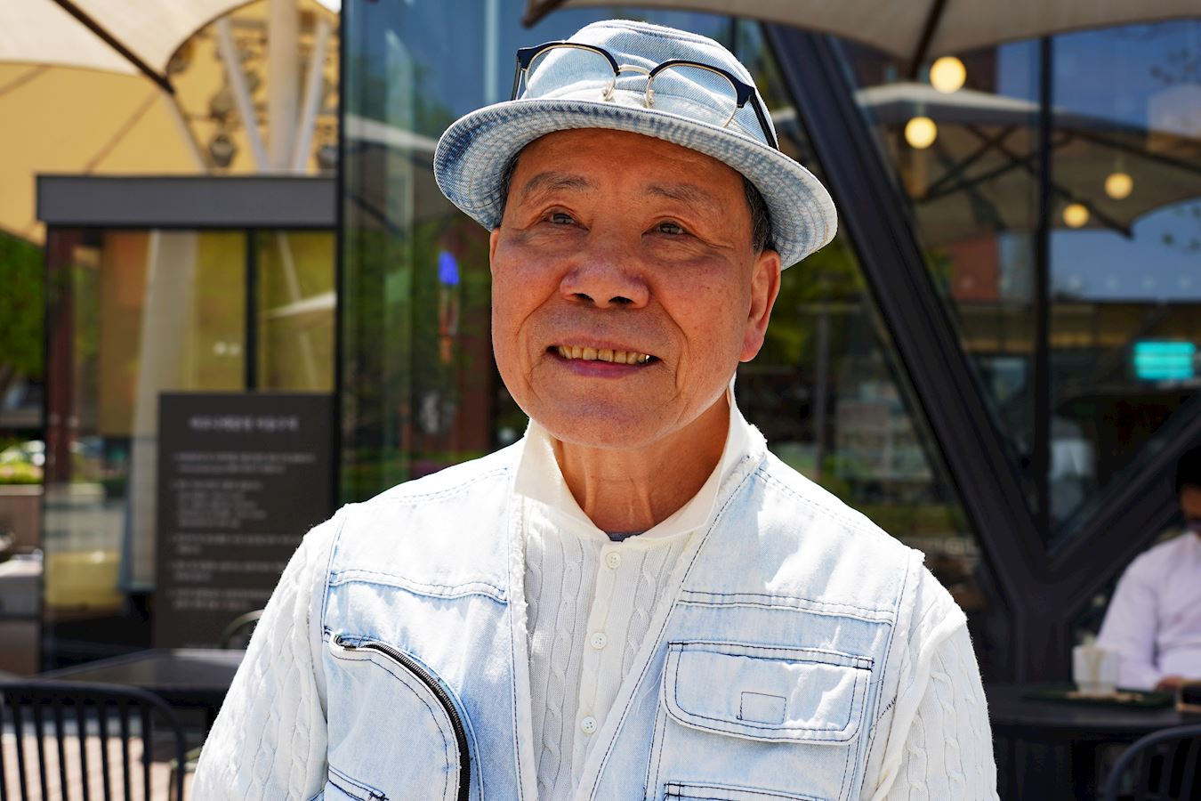 '图9:大学路马罗尼埃公园观赏天国乐团演出的资深艺术家Park Donghwa'
