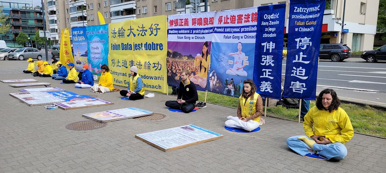 '图1~2:二零二四年四月二十五日,波兰与乌克兰法轮功学员在华沙中使馆前举行集会、功法演示,纪念“四‧二五”和平上访二十五周年。'