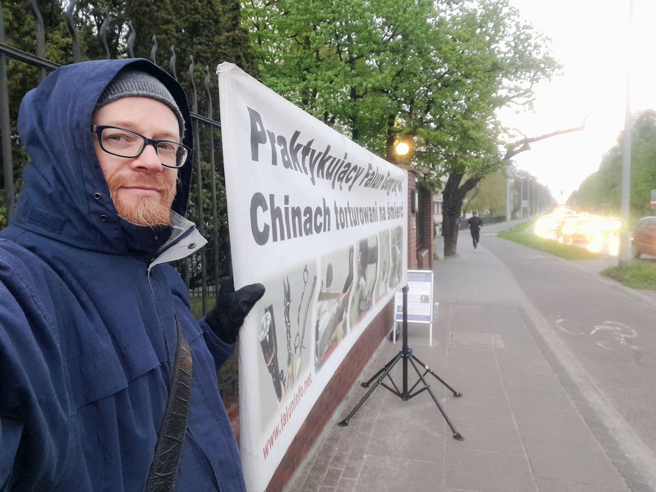 '图3~4:波兰北部港口城市格但斯克(Gdansk)市中领馆门前举办和平请愿活动。'