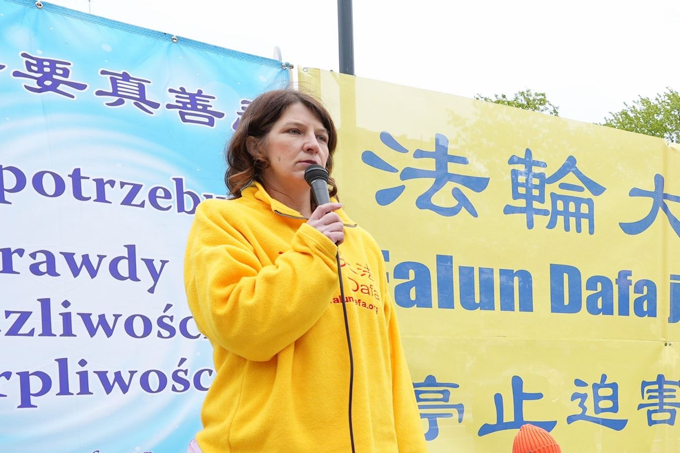 '图5:波兰法轮功学员玛丽亚(Maria)在中使馆前发言。'