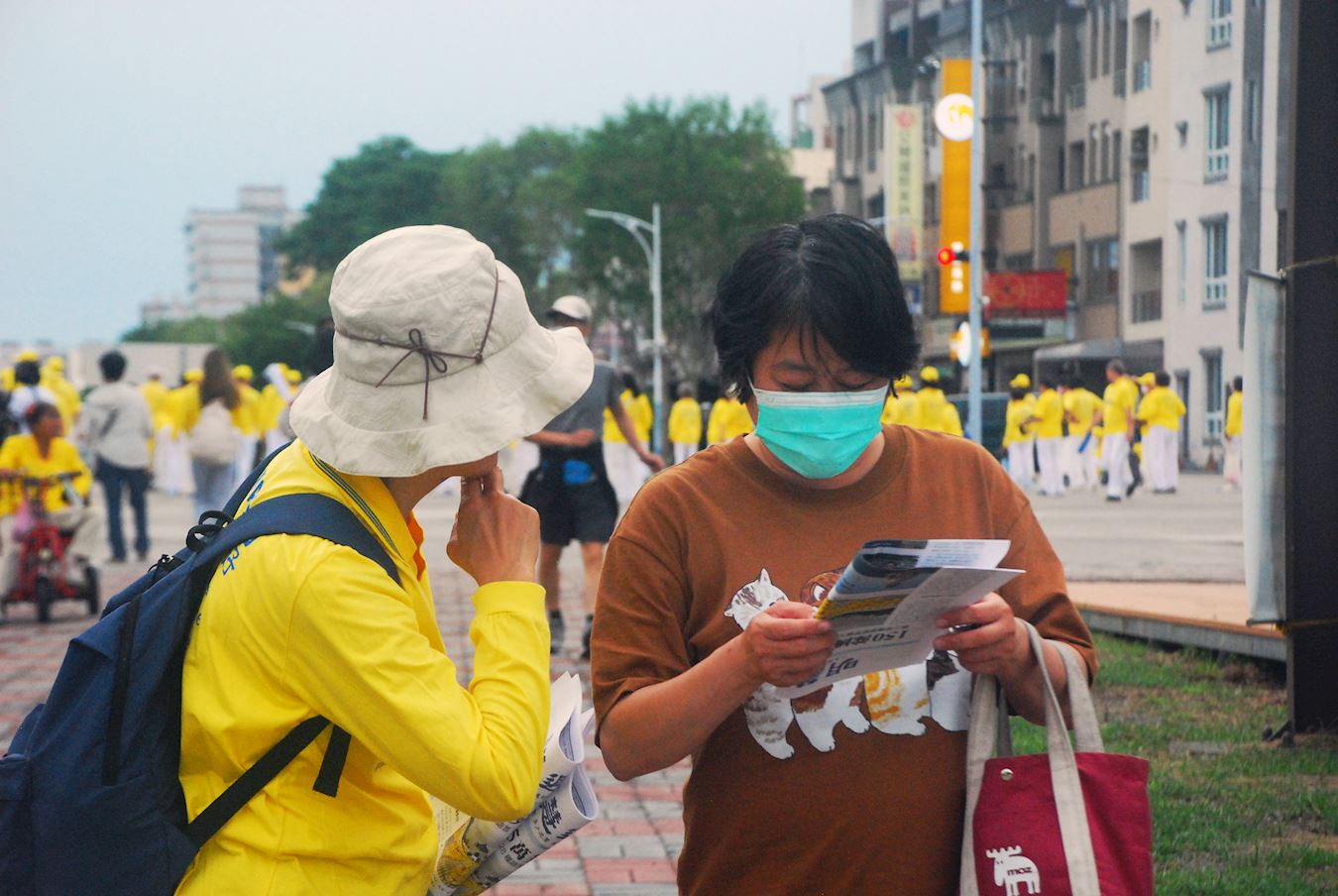 '图8~9:法轮功学员在香湖公园向游客讲真相'