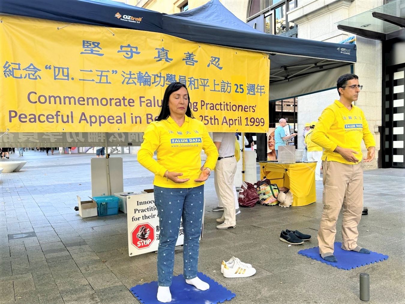 '图1:二零二四年四月二十日星期六,西澳法轮功学员在珀斯市中心举办活动,纪念“四·二五”和平上访。图为学员正在活动现场展示法轮功第二套功法——法轮桩法。'
