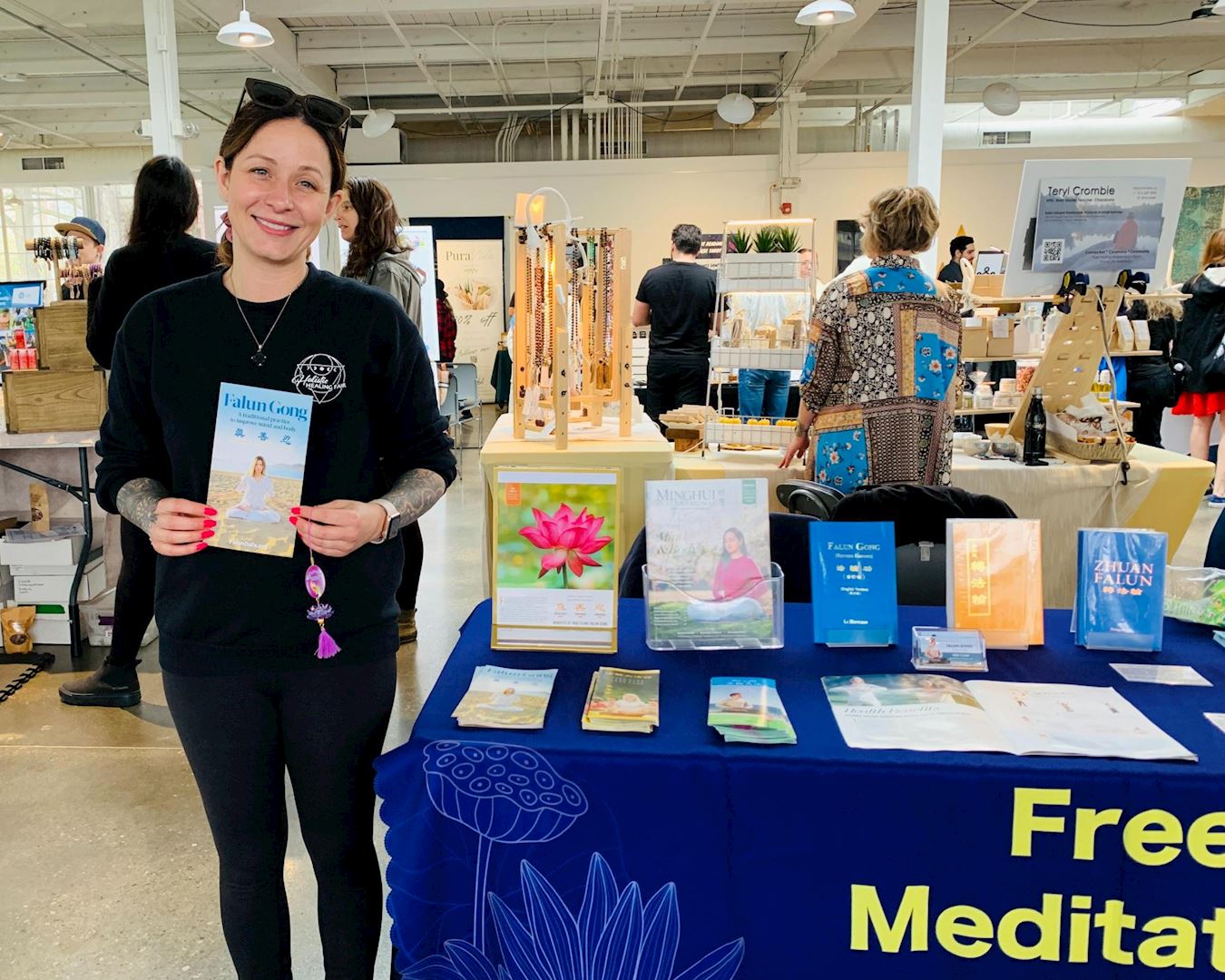 '图4:范妮莎·威尔逊是整体健康博览会的主办人员。一听到法轮大法“真、善、忍”的理念,就令她感到内心愉快。'