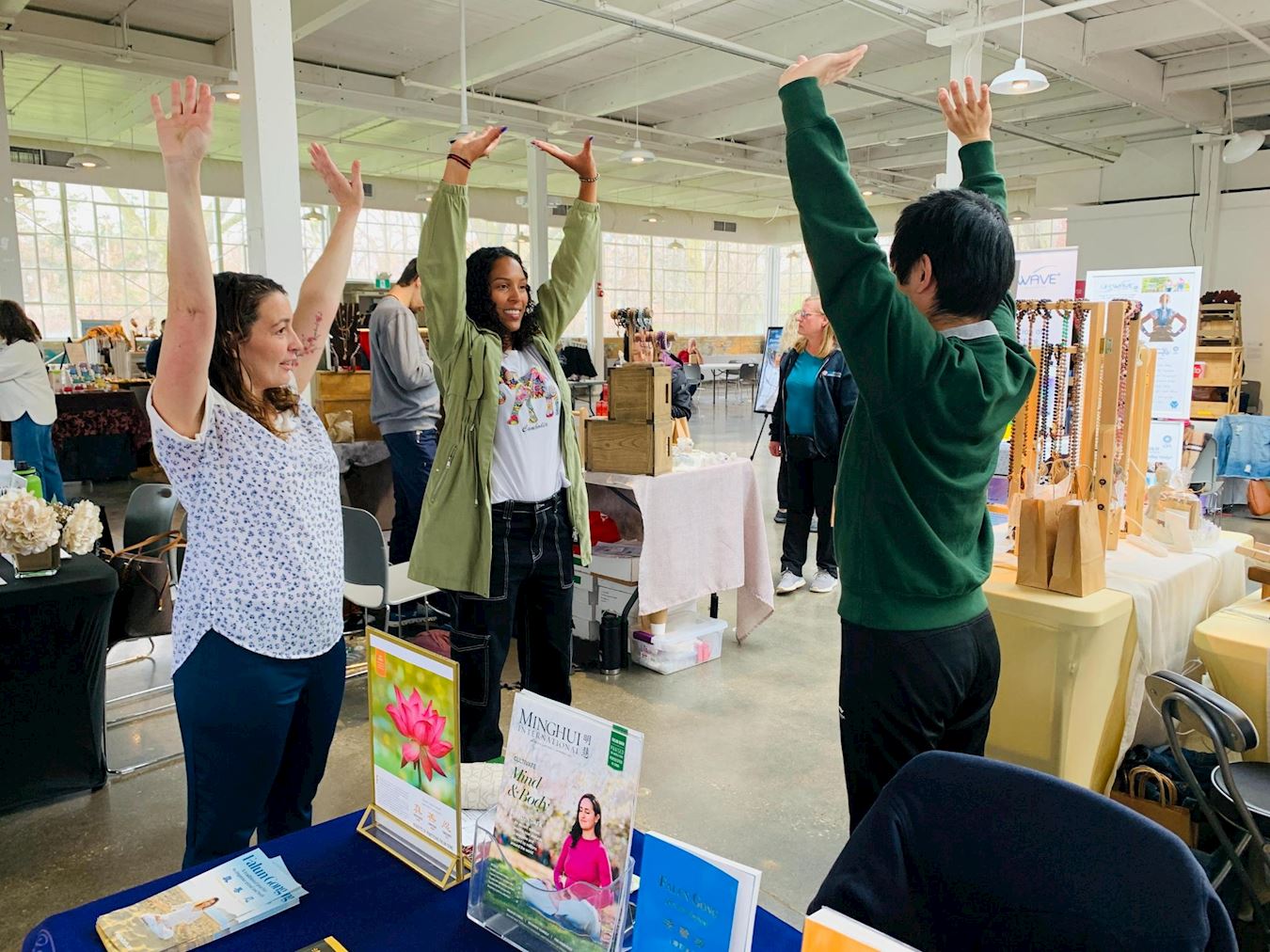 '图5:迪瓦赫德在法轮大法展位上炼了第一套功法后,立刻感到轻松了。因此,她表示一定会去报名参加线上的法轮功学习班。'