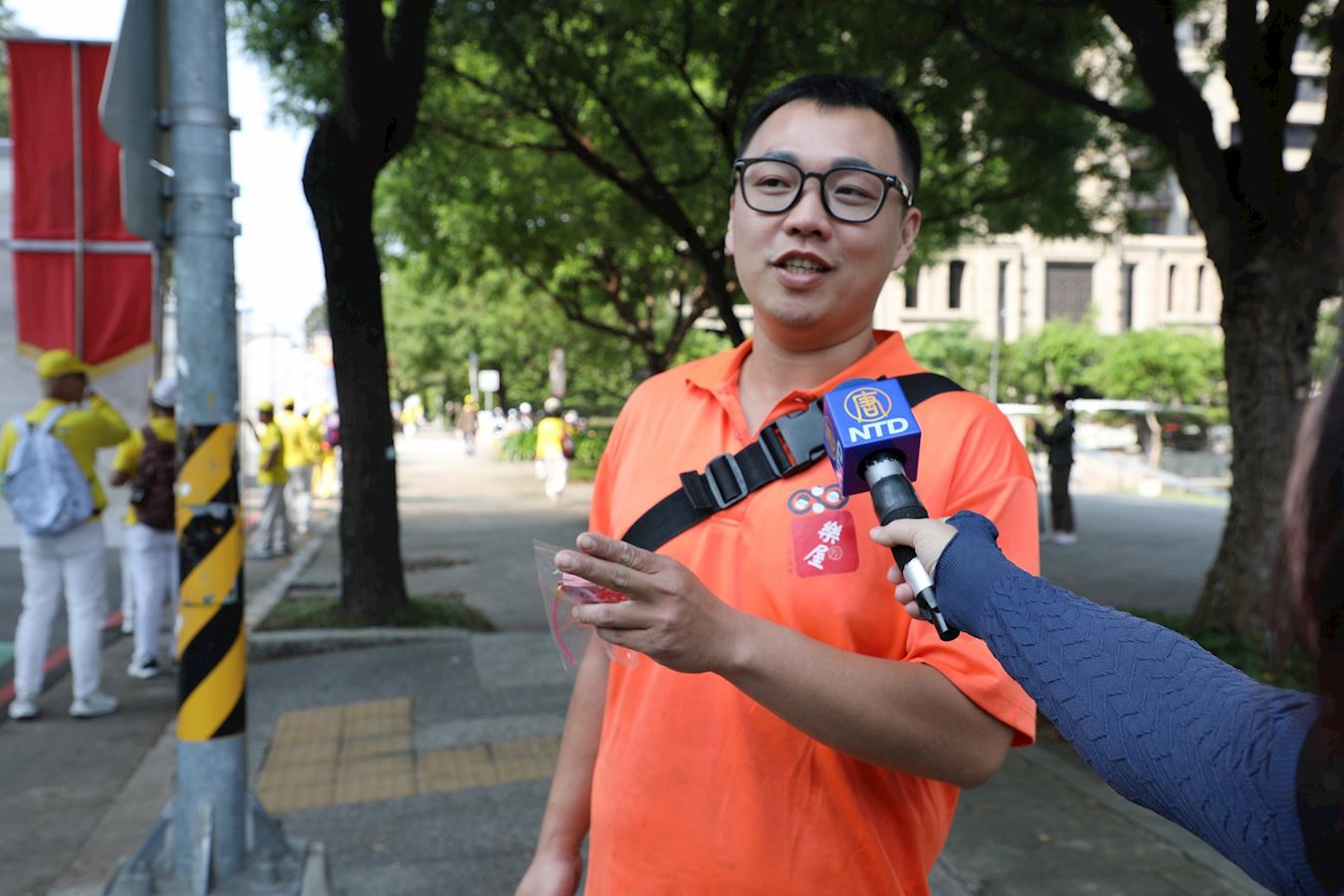 '图15:蔡先先得知目前已有4.3亿的中国人退出中共,他表示还尚未退出的人,要明辨是非,做出正确的判断。'