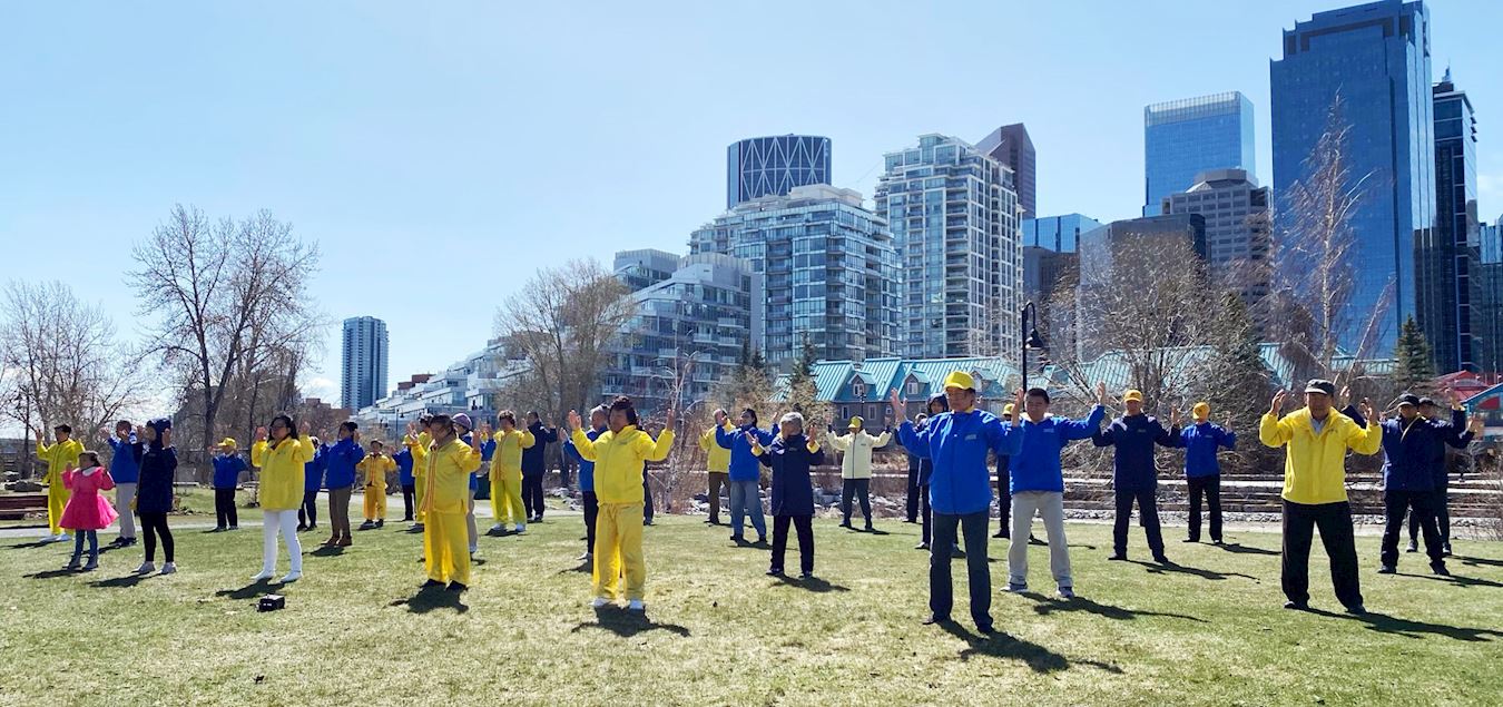 '图2~3:二零二四年四月二十八日,加拿大卡尔加里(Calgary)部份法轮功学员在市中心的王子岛公园集体炼功,庆祝世界法轮大法日。'