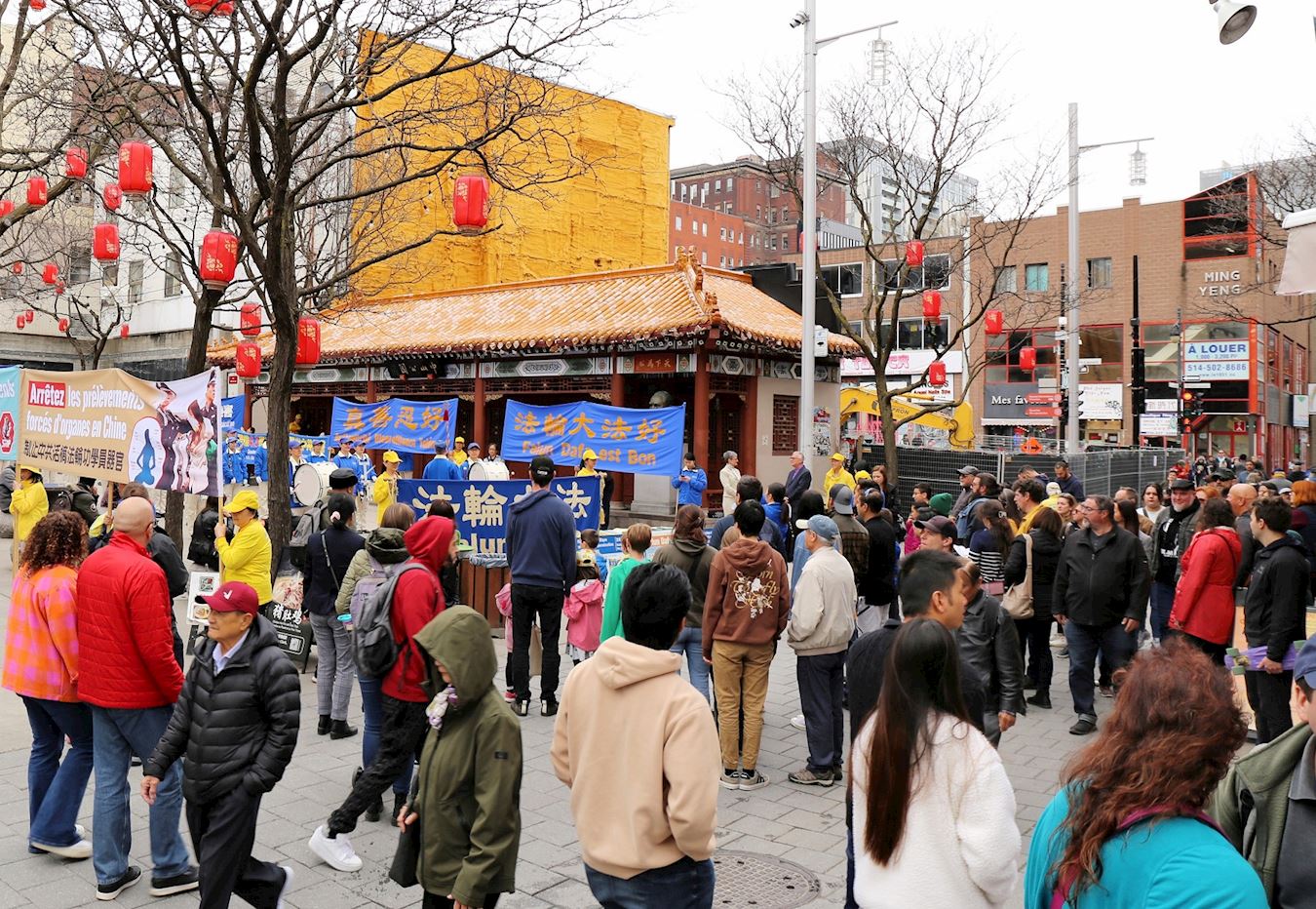 '图1~2:二零二四年四月二十八日,蒙特利尔部份法轮功学员在市中心唐人街举行集会,纪念“4‧25”万名法轮功学员和平上访二十五周年 。'