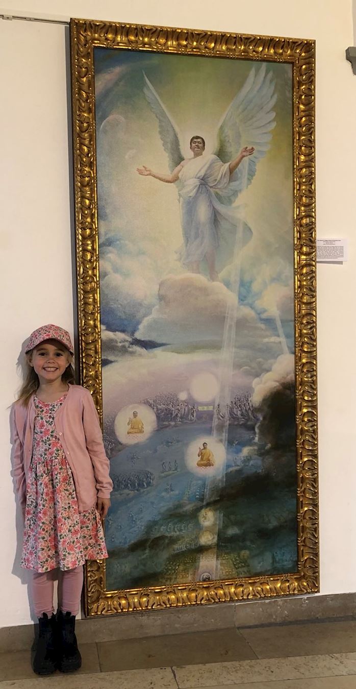 '图5:六岁的约瑟芬(Josefine)站在她最喜欢的画作旁边合影:她觉得大天使太美了。'