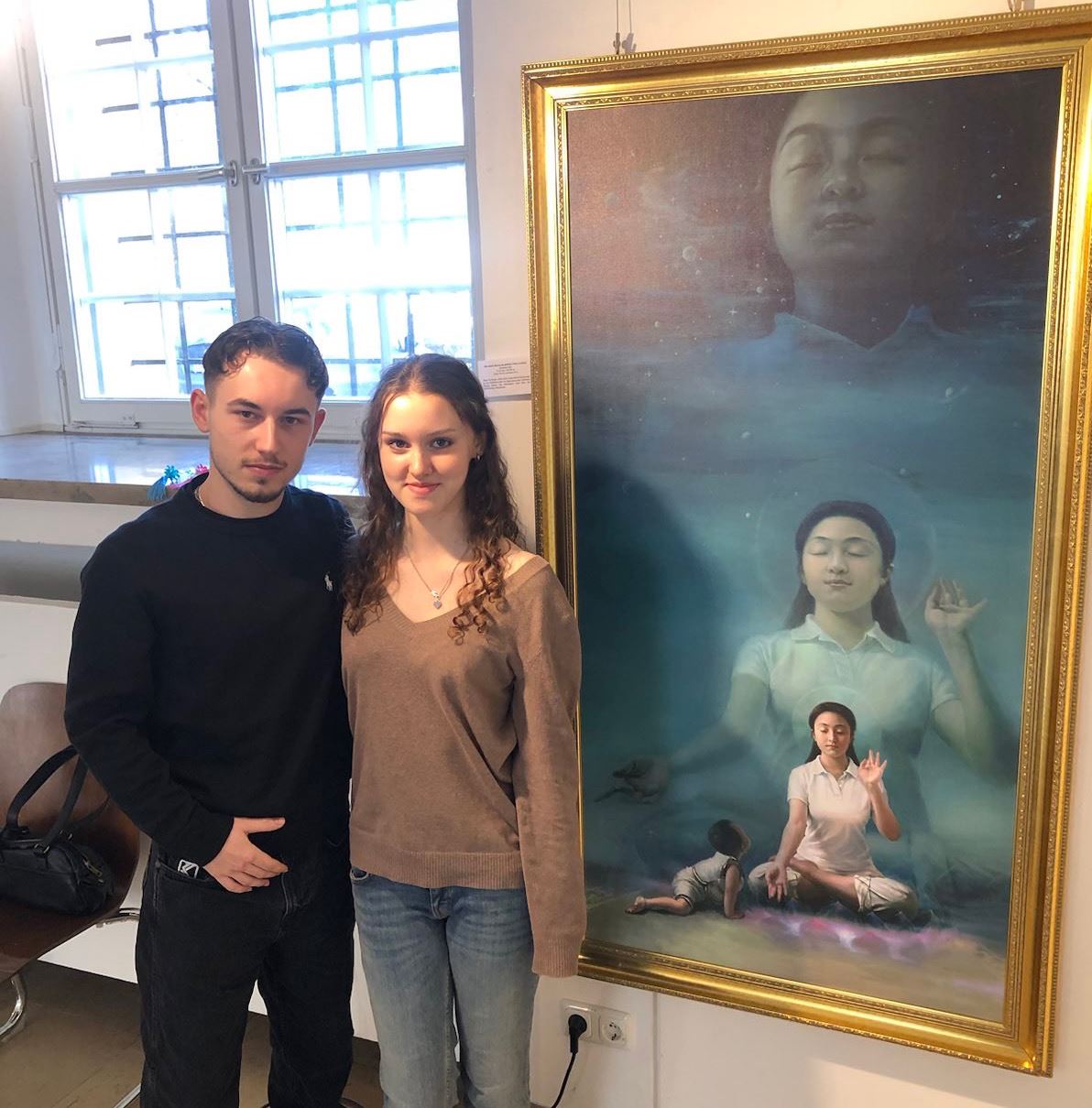 '图6:图中的年轻女士在留言簿上写道:“展览很美,作品内涵展现得细致入微,使人们能了解法轮大法和中国历史。”'