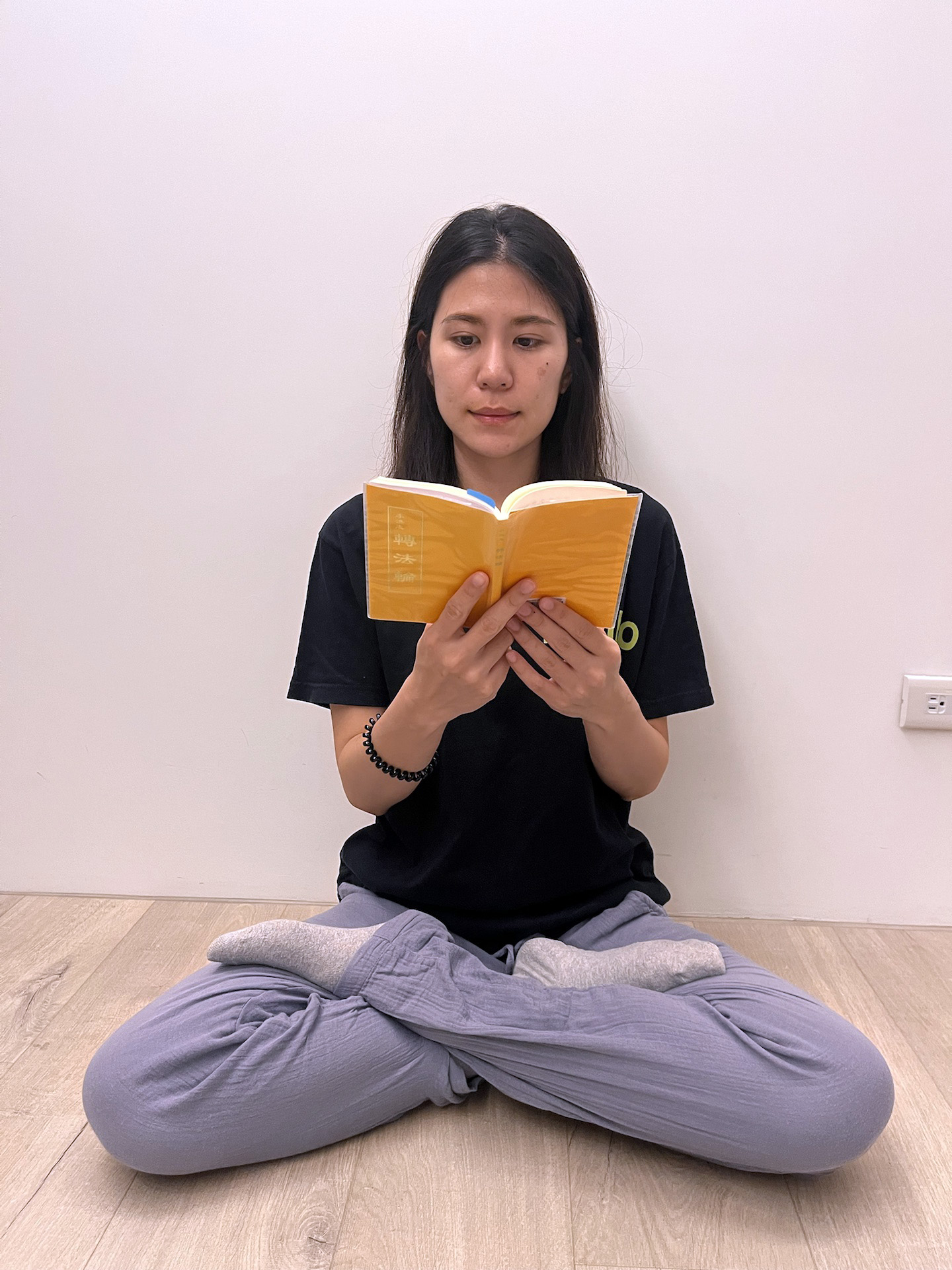 图1:姵靖现在每天学法炼功,法轮大法让她有清晰的头脑和充沛的体力。