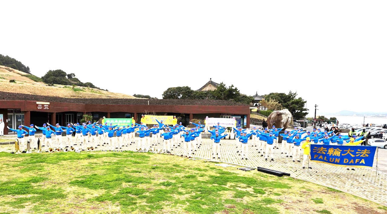 图11:法轮功学员在城山浦停车场前集体炼功。