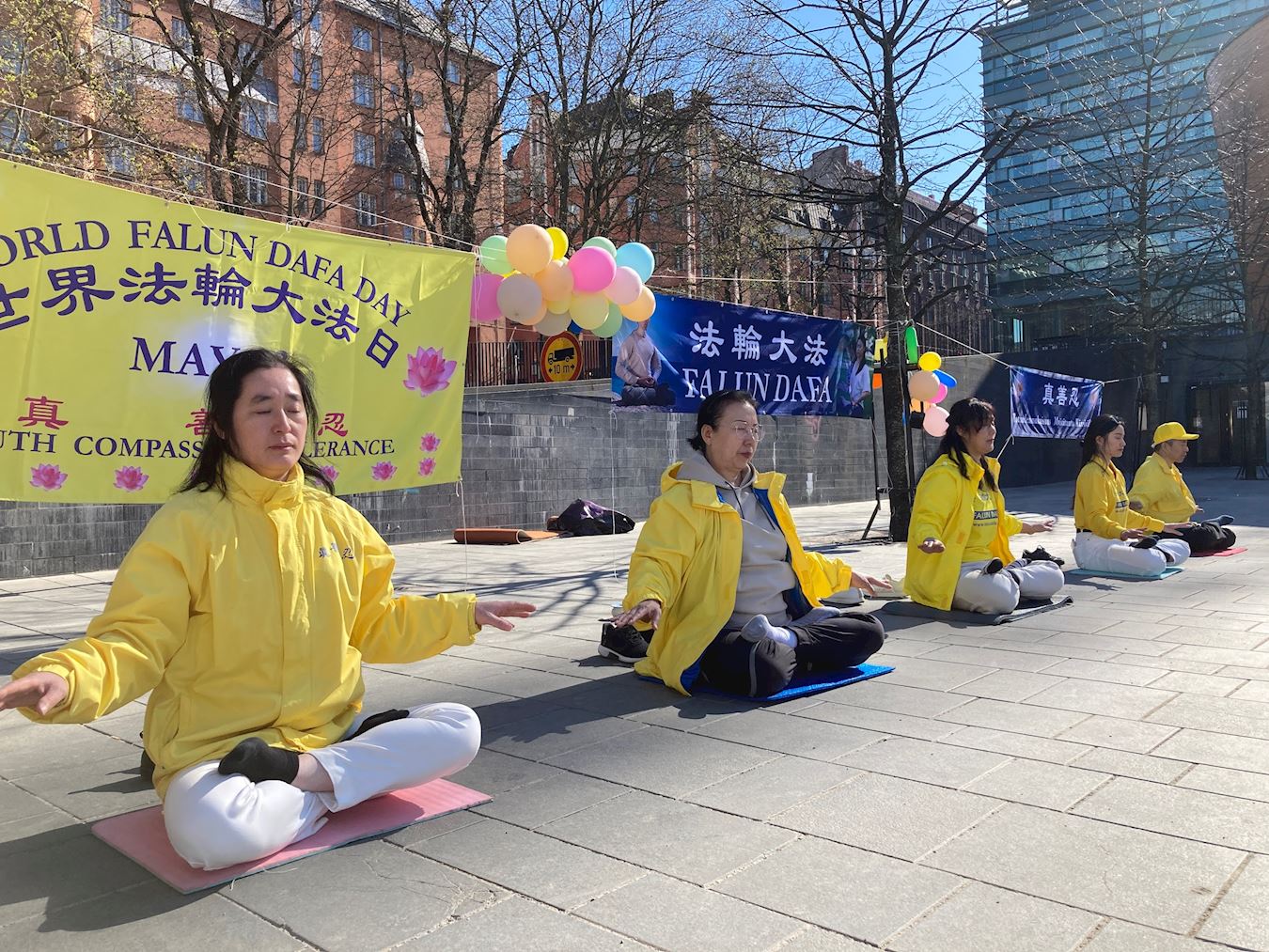 '图4~5:学员展示五套功法'