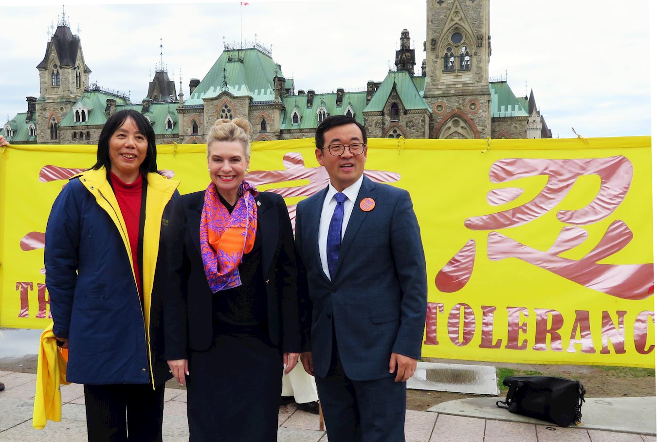 '图14:保守党国会议员兼财政委员会影子部长斯蒂芬妮·库西(Stephanie Kusie)(中)来到国会山祝贺法轮大法日。'