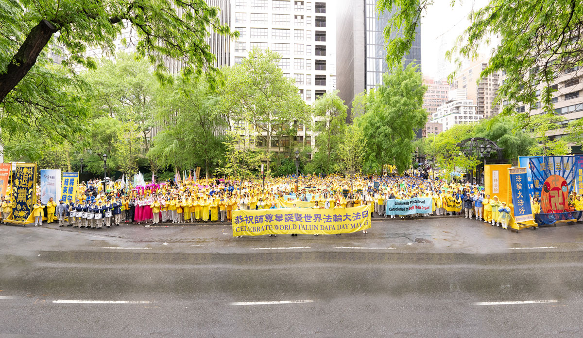 二零二四年五月十日,大纽约地区约部分法轮功学员汇聚在纽约曼哈顿庆祝法轮大法洪传世界32周年暨第25届世界法轮大法日。