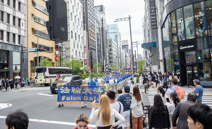 '图1~6:二零二四年五月十二日,日本法轮功学员在东京中心繁华街区举办游行活动,庆祝法轮大法弘传世界三十二周年。'