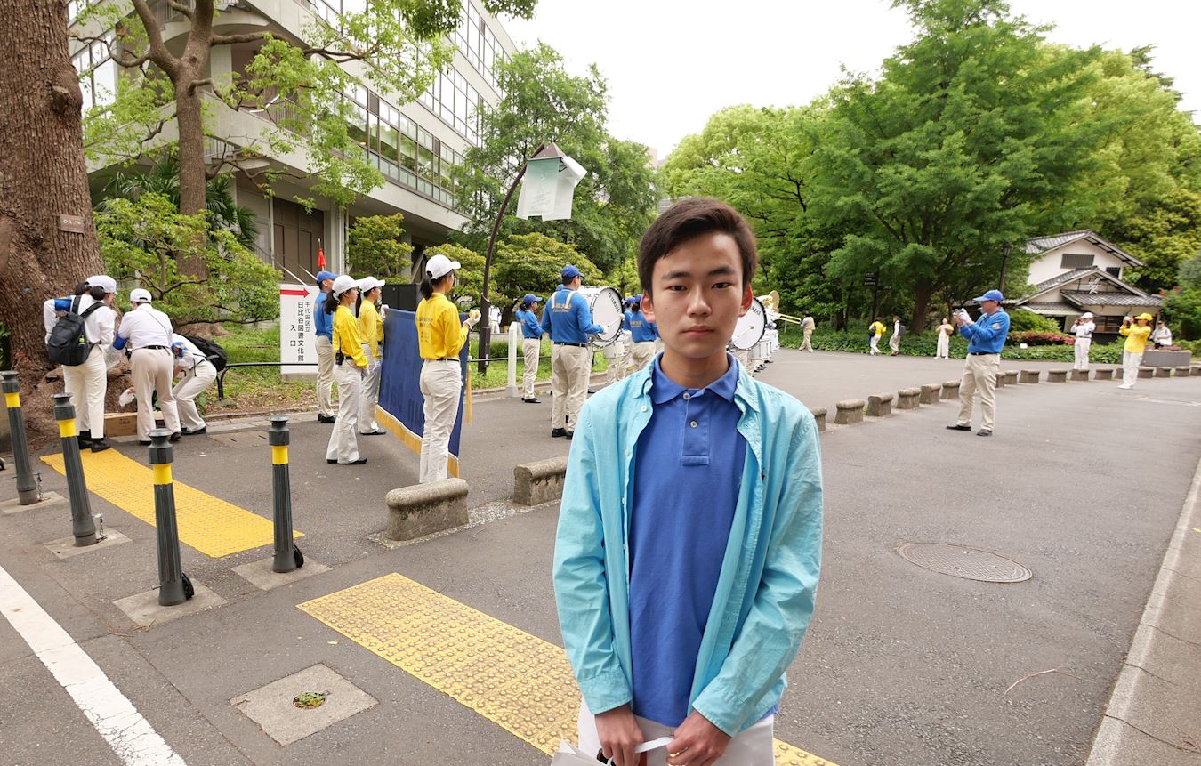 '图8:佐藤先生在阅读真相传单。'