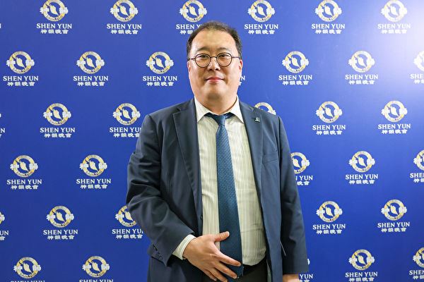 '图3:二零二四年四月二十四日晚间,韩国共同民主党中央宗教特别委员会副委员长朴宰汉在Aram 歌剧院观赏了神韵纽约艺术团在高阳的首场演出。'