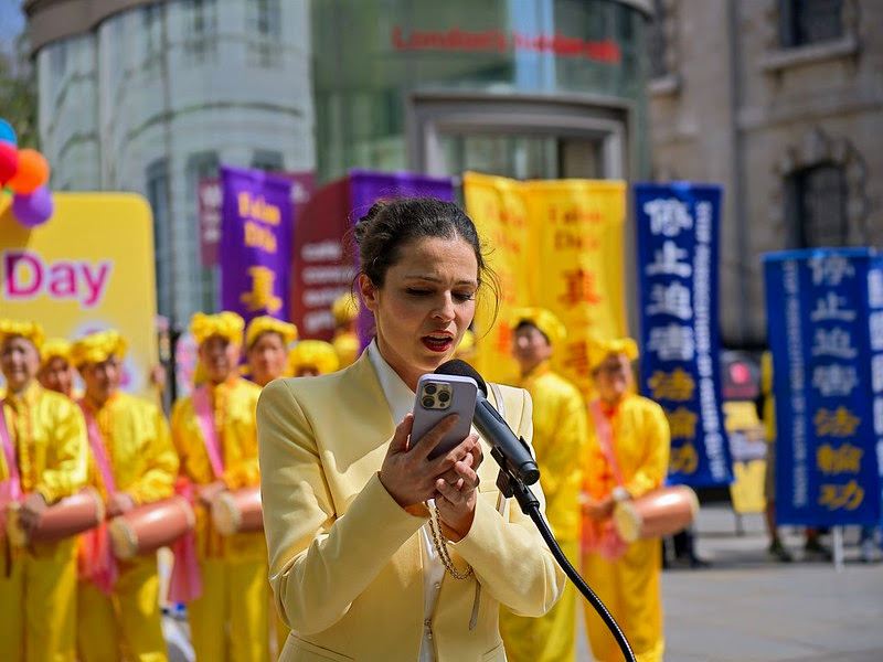 '图10:法轮功学员代表宣读英国政要的支持信函'